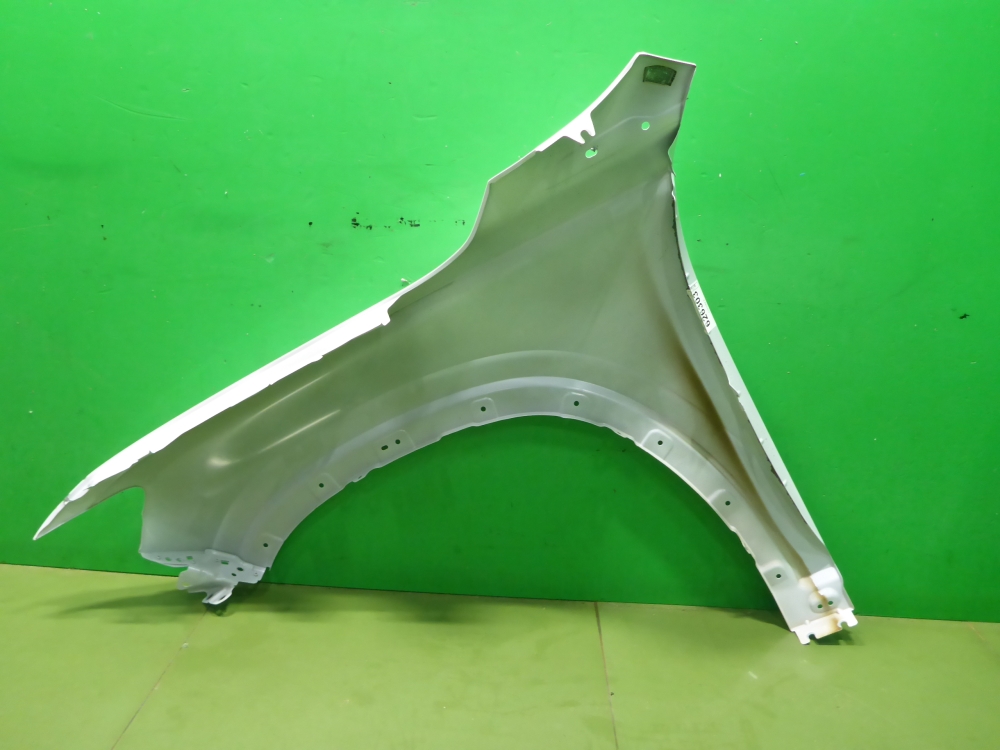 Крыло переднее правое