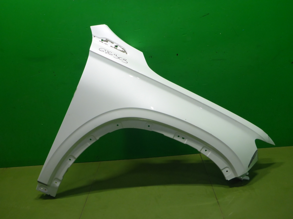 Крыло переднее правое