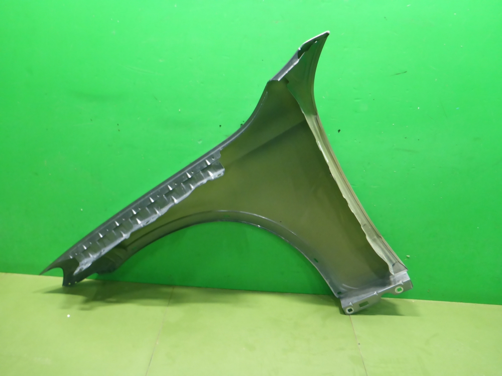 Крыло переднее правое