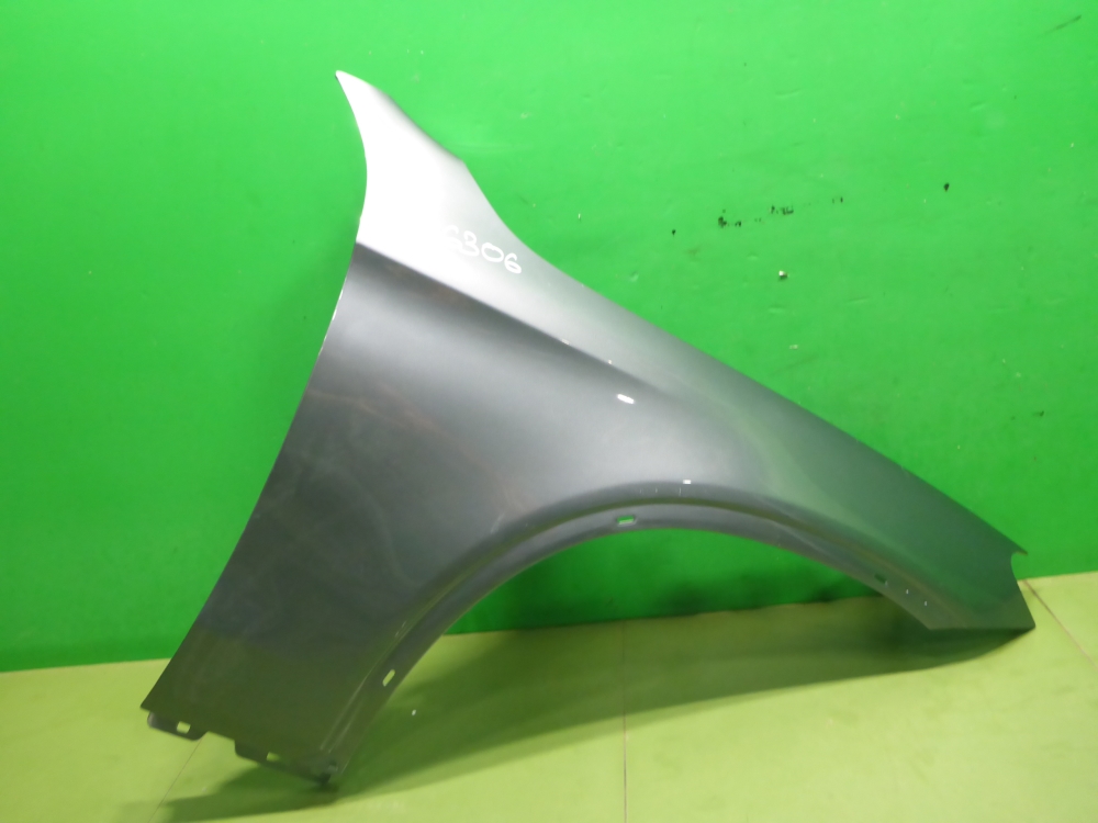 Крыло переднее правое