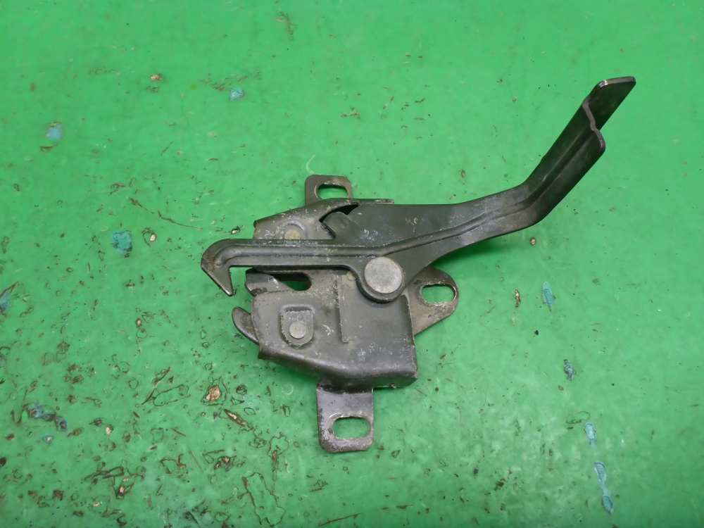 Замок капота