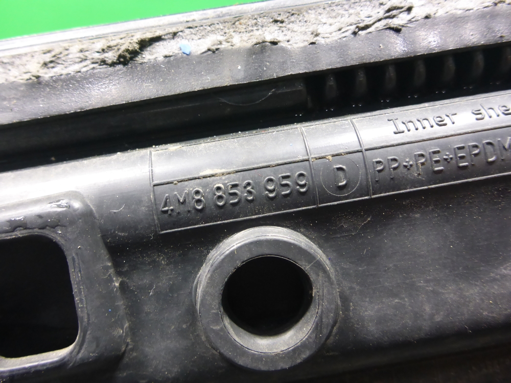 Накладка двери передней левой