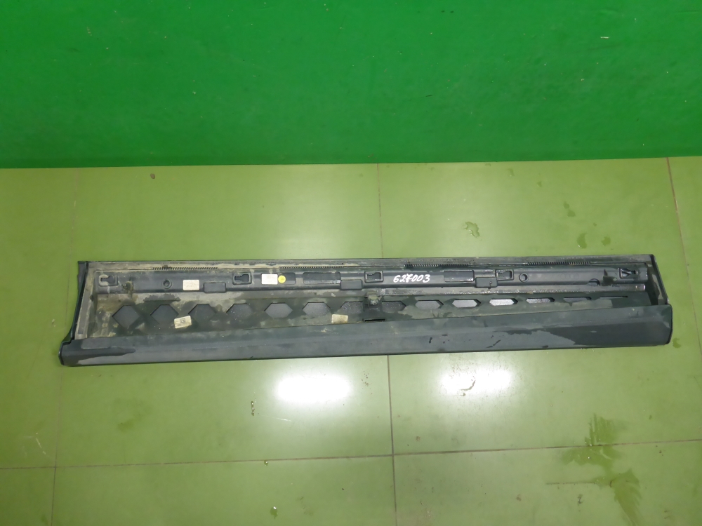 Накладка двери передней левой