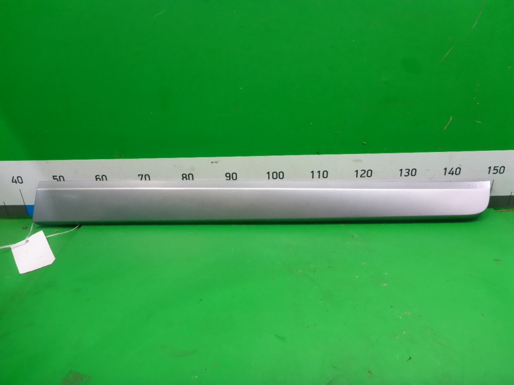 Накладка двери передней правой