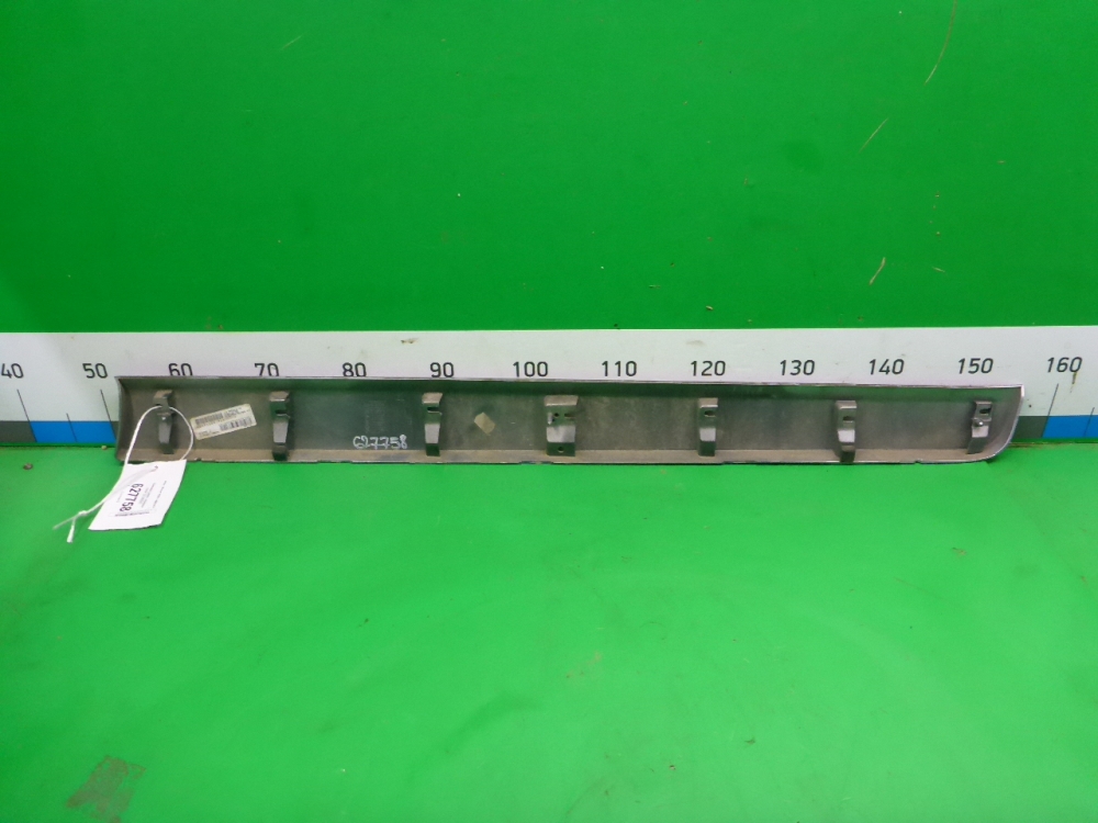 Накладка двери передней левой