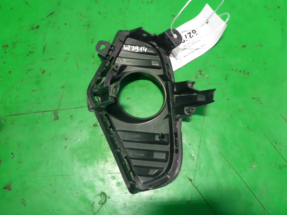 Рамка противотуманной фары правой