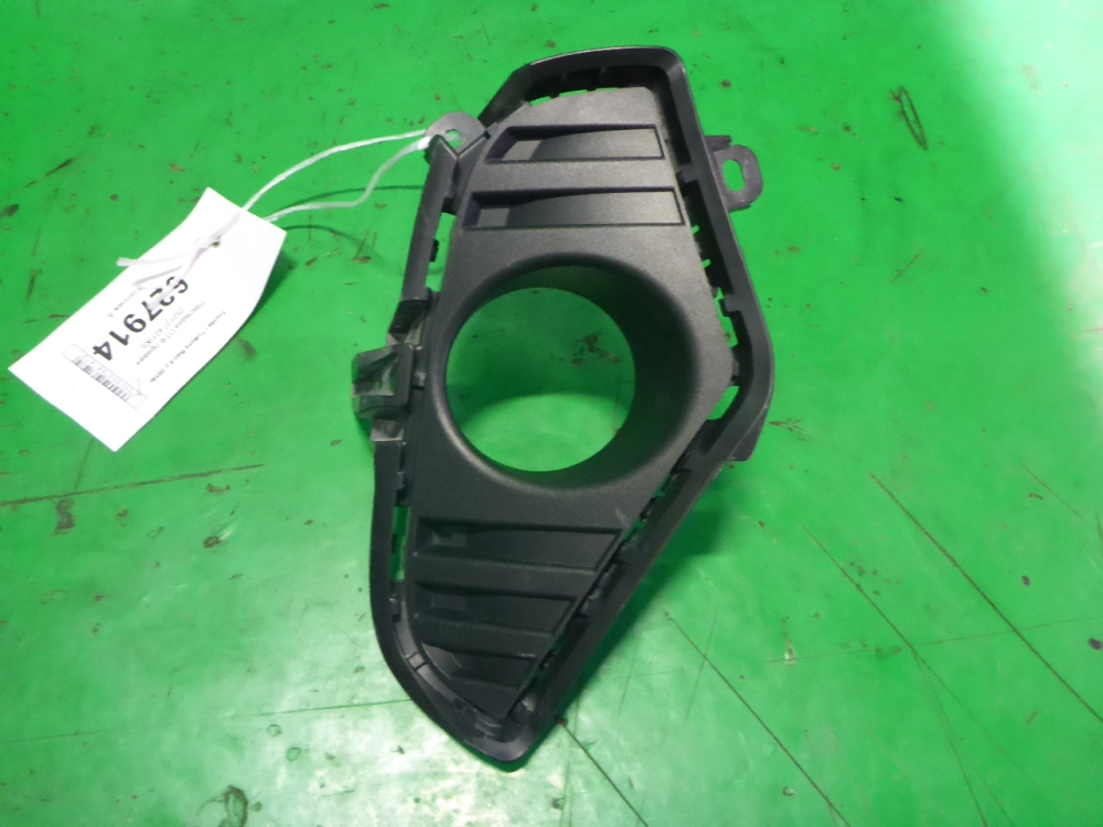 Рамка противотуманной фары правой