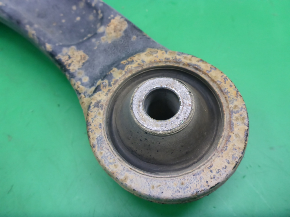 Рычаг передний левый