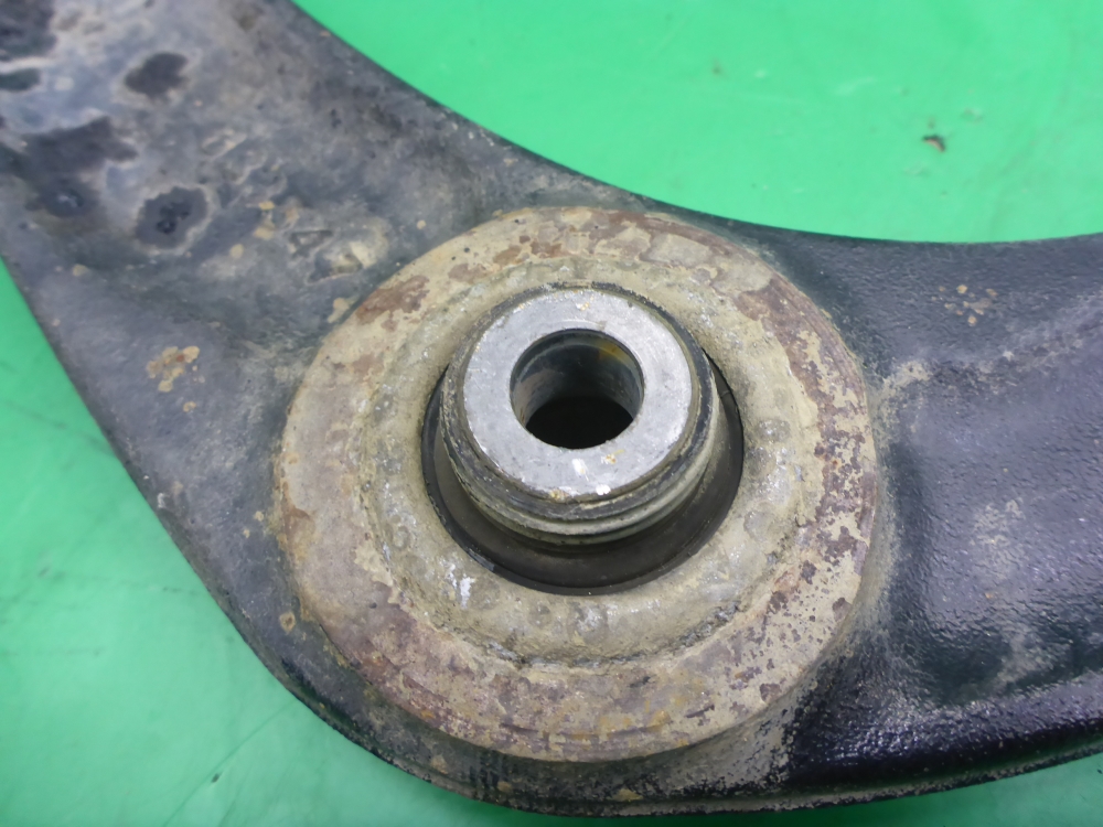 Рычаг передний левый