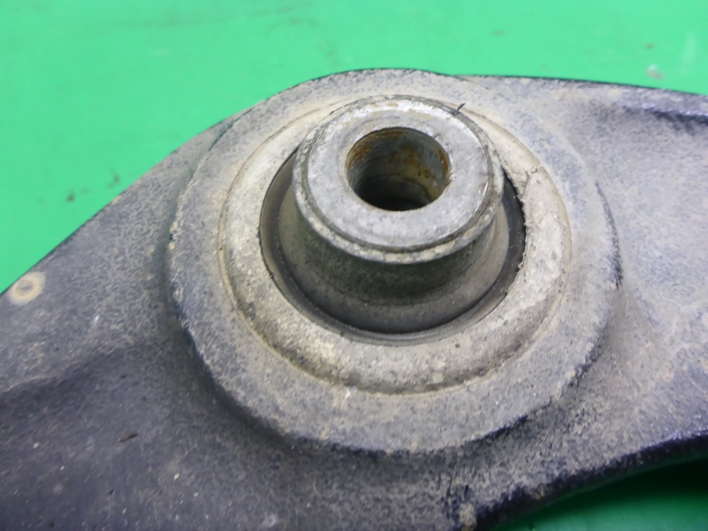 Рычаг передний левый