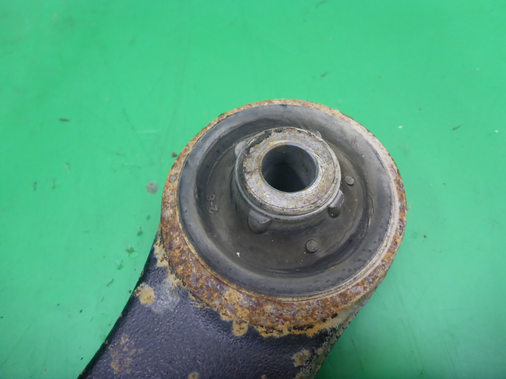 Рычаг передний левый