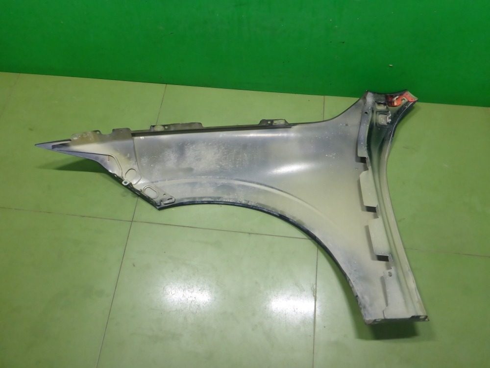 Крыло переднее правое