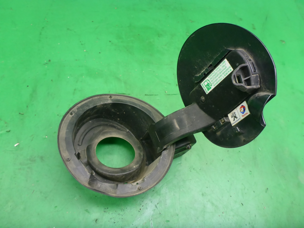 Лючок бензобака