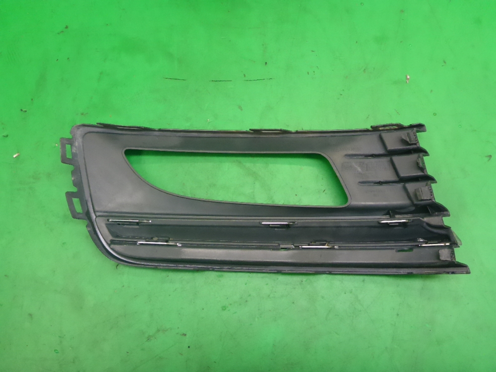 Рамка противотуманной фары левой