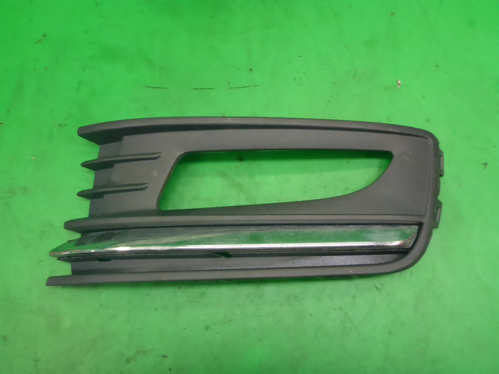 Рамка противотуманной фары левой