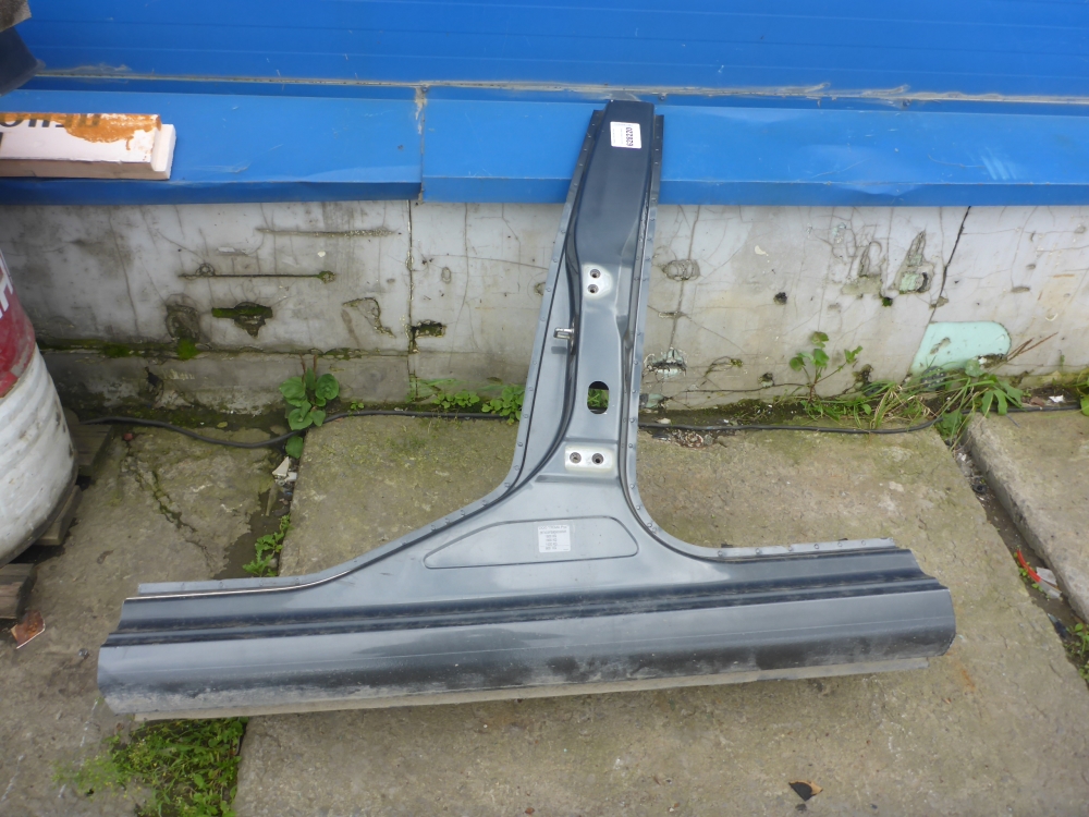 Порог со стойкой левый