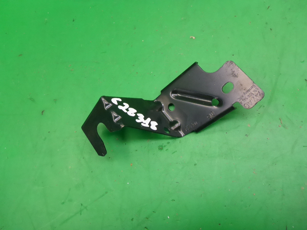 Кронштейн фар правый