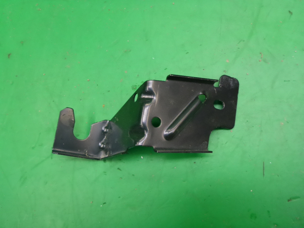 Кронштейн фар правый