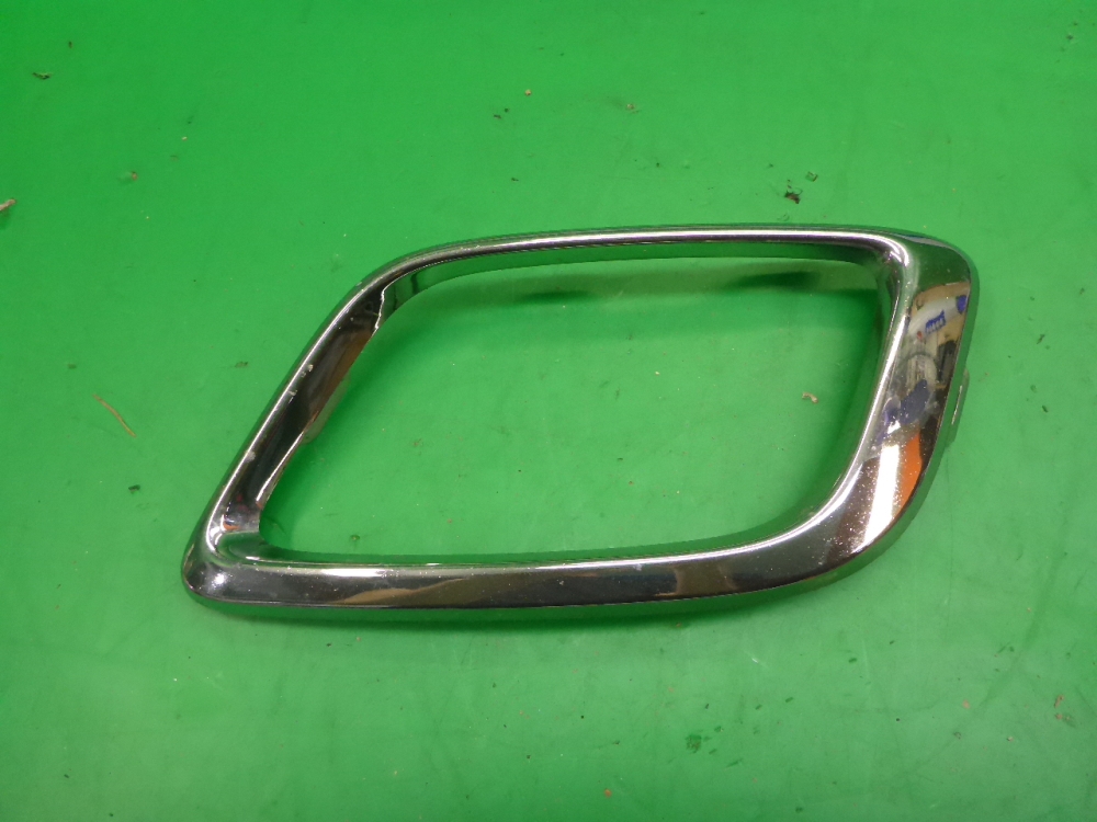 Рамка противотуманной фары правой