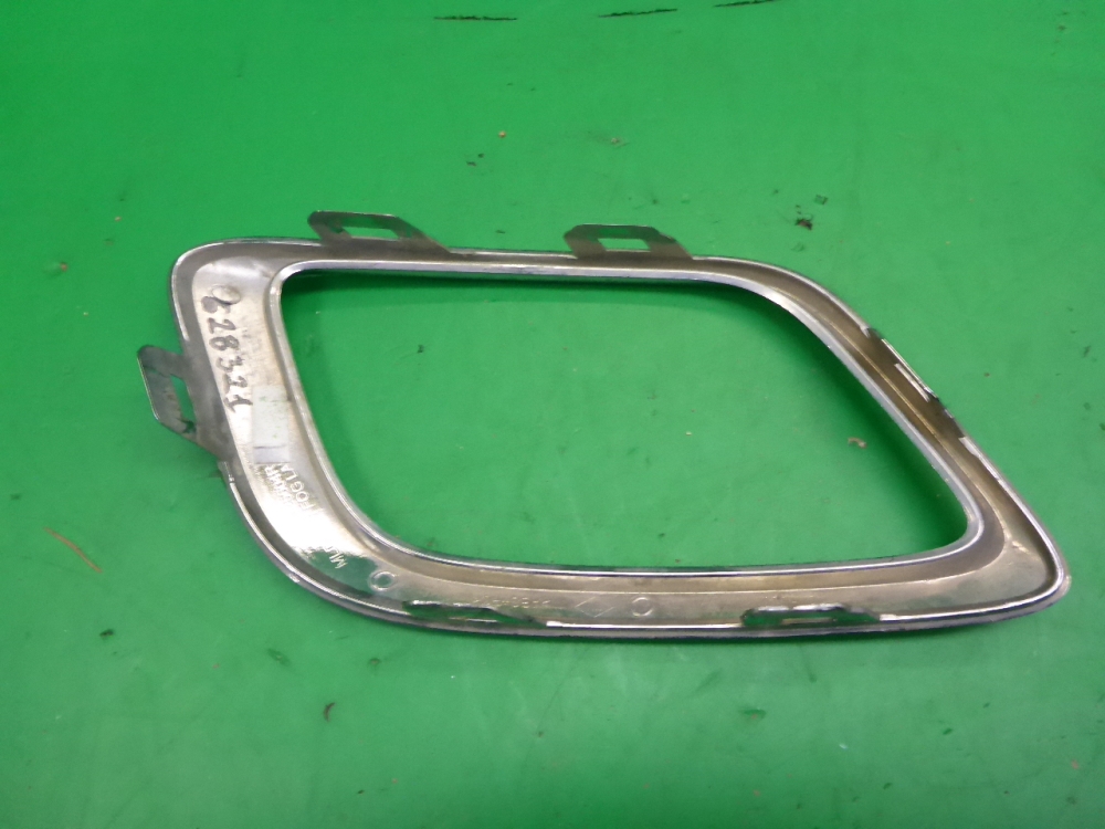 Рамка противотуманной фары правой