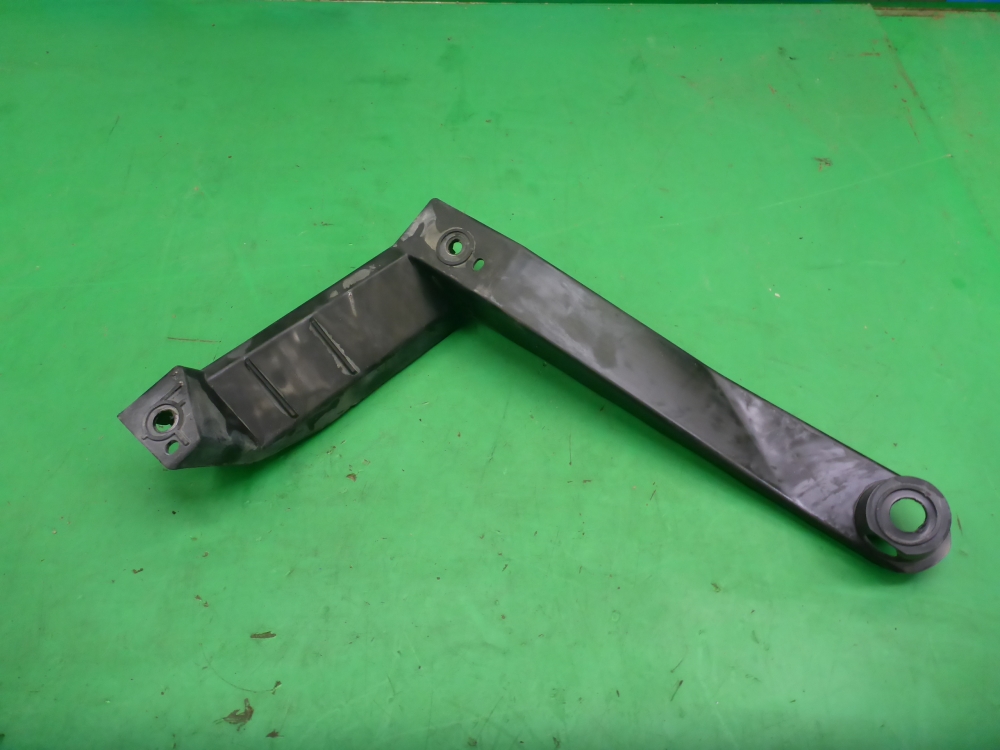 Кронштейн заднего бампера правый