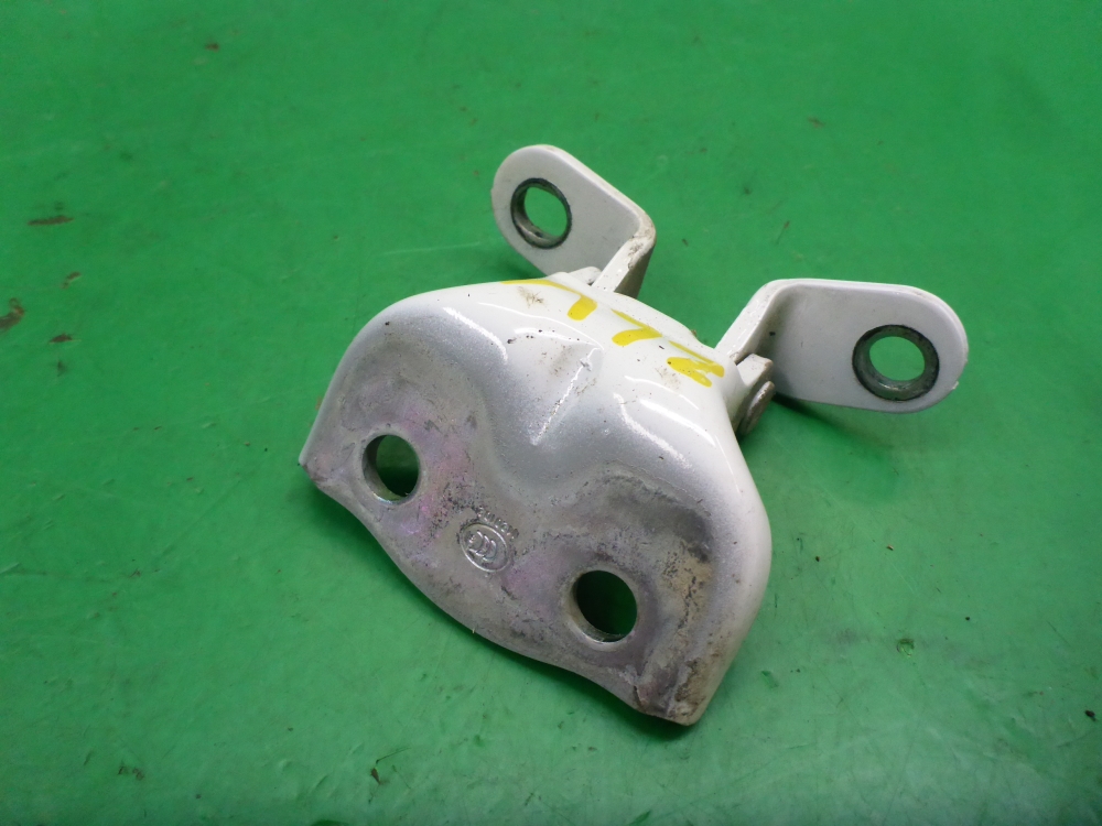 Петля двери задней левой верхняя