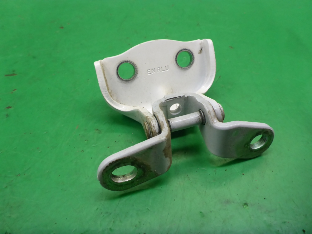 Петля двери задней левой верхняя