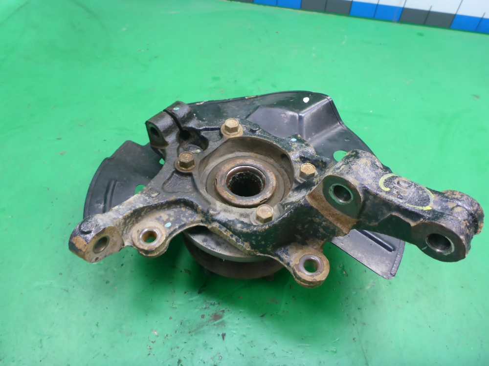 Кулак поворотный передний правый