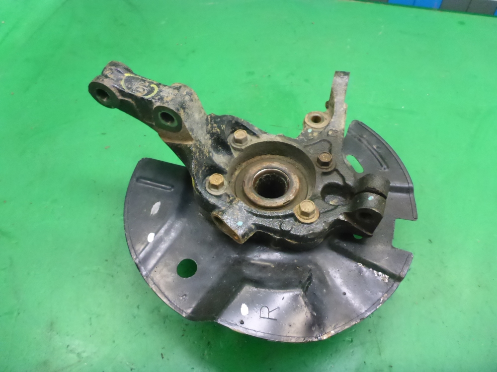 Кулак поворотный передний правый