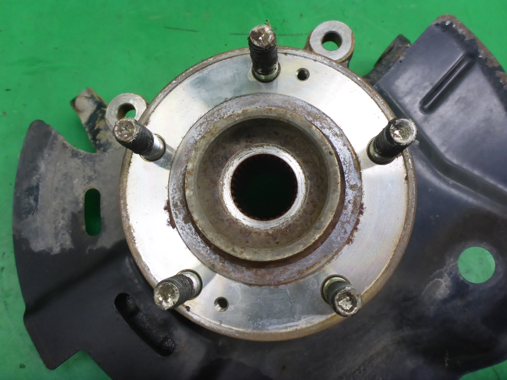 Кулак поворотный передний правый