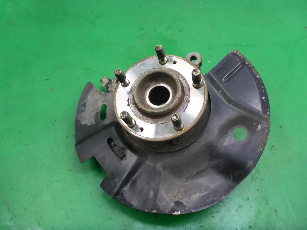 Кулак поворотный передний правый