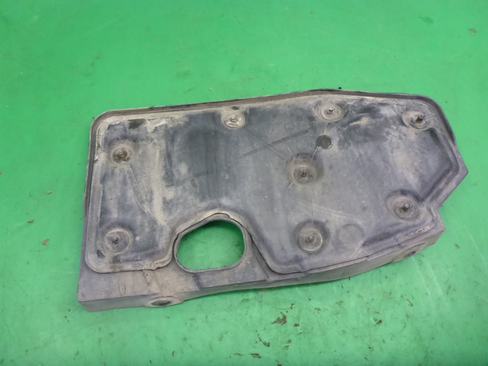 Пыльник двигателя боковой правый