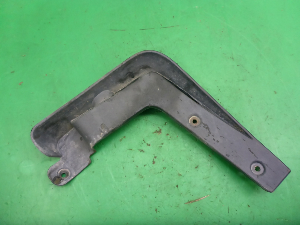 Брызговик передний правый