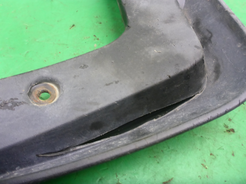 Брызговик передний правый