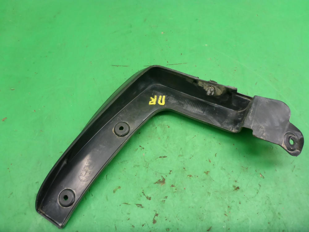 Брызговик передний правый