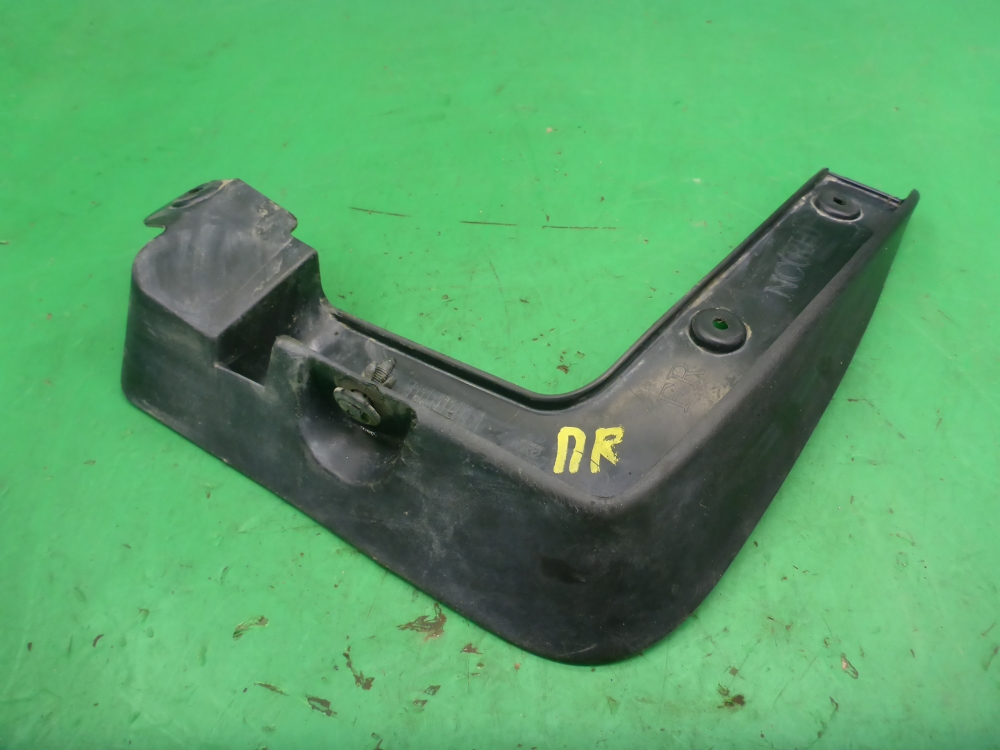 Брызговик передний правый