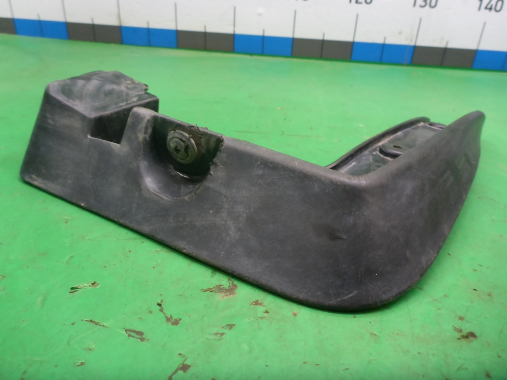 Брызговик передний правый