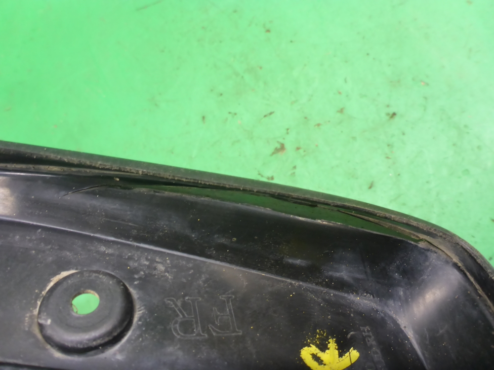 Брызговик передний правый