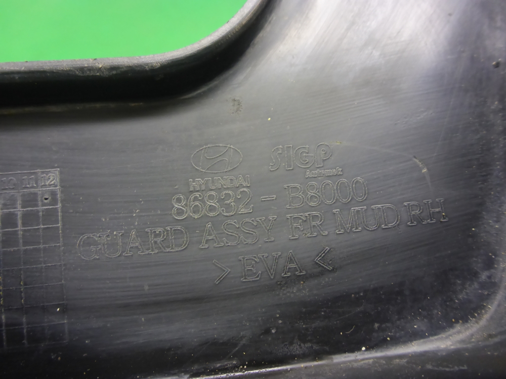 Брызговик передний правый