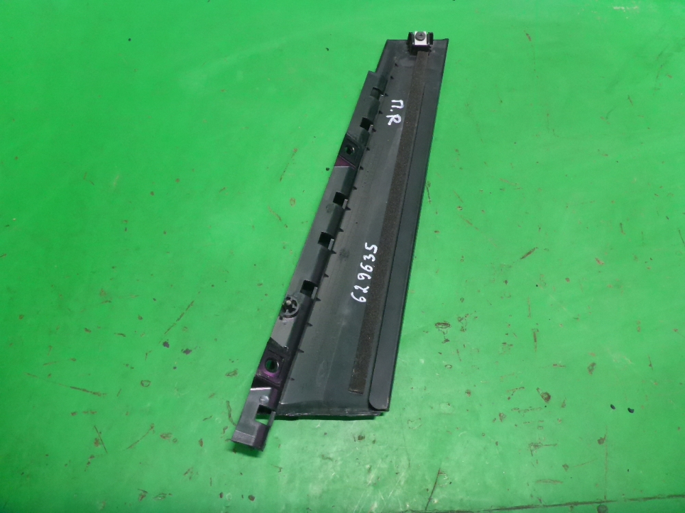 Накладка двери передней правой