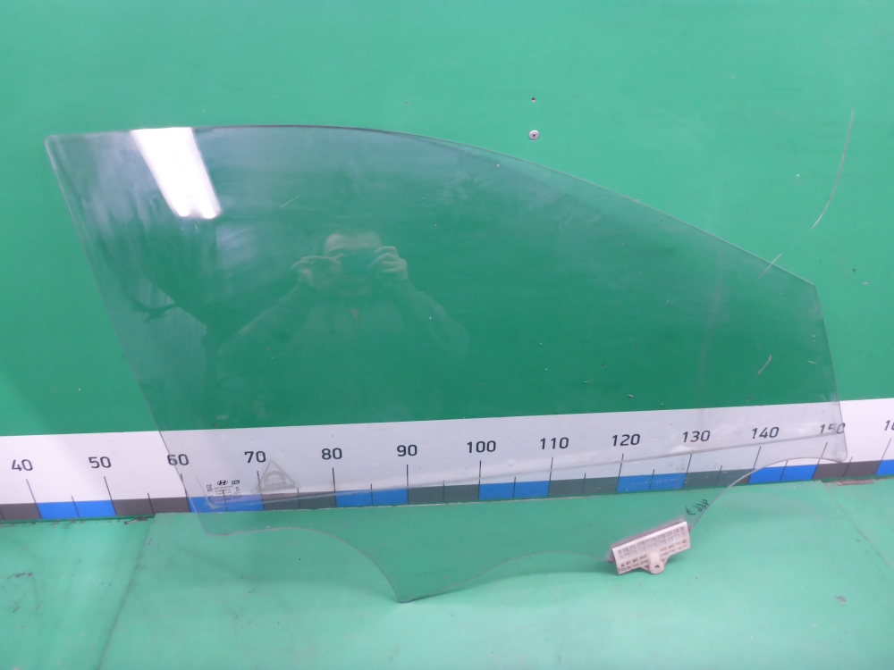 Стекло двери передней правой