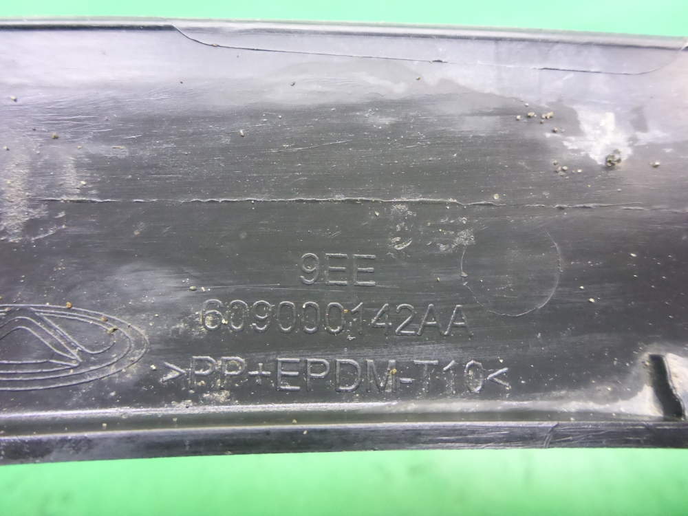 Накладка переднего крыла левого