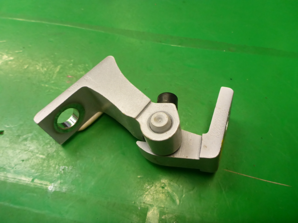 Петля двери передней правой верхняя