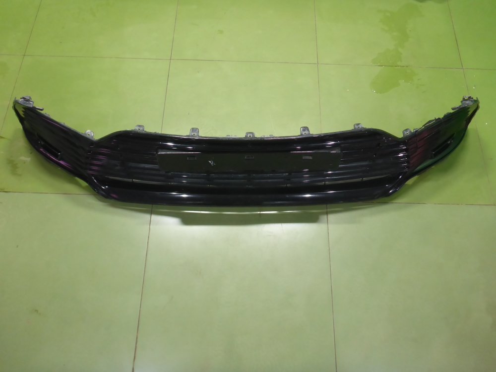 Решетка в бампер центральная