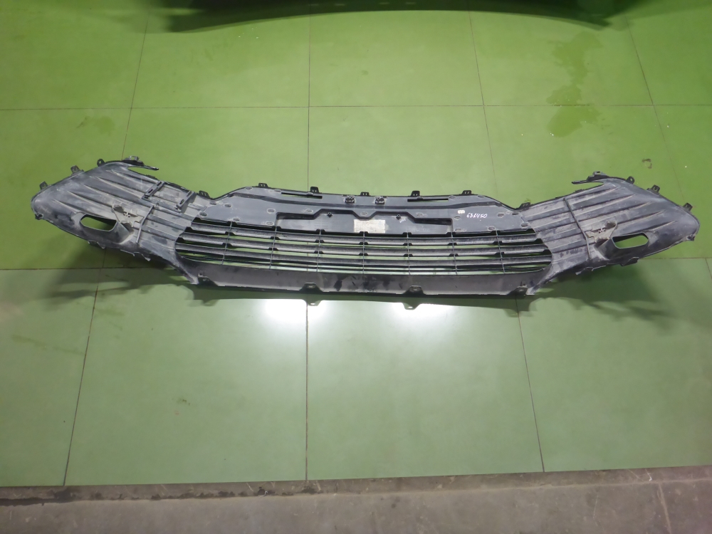 Решетка в бампер центральная