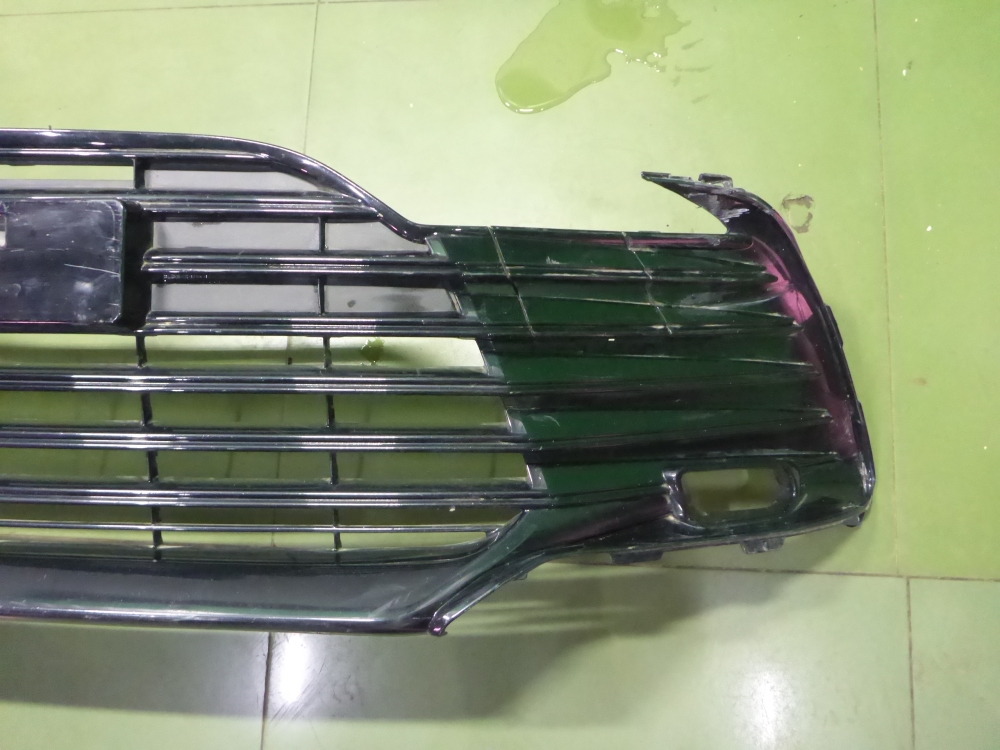 Решетка в бампер центральная