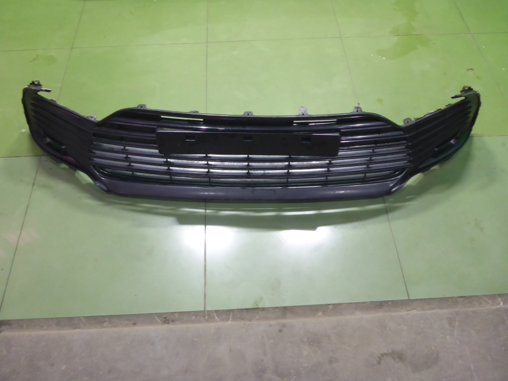 Решетка в бампер центральная