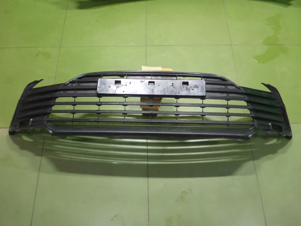 Решетка в бампер центральная