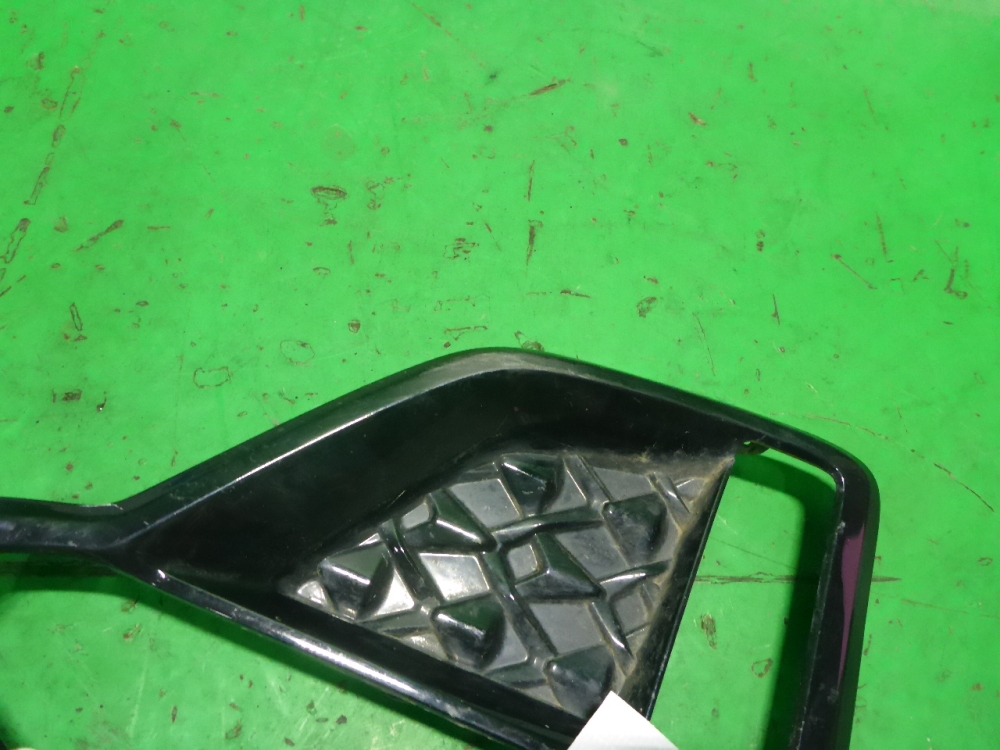 Рамка противотуманной фары левой