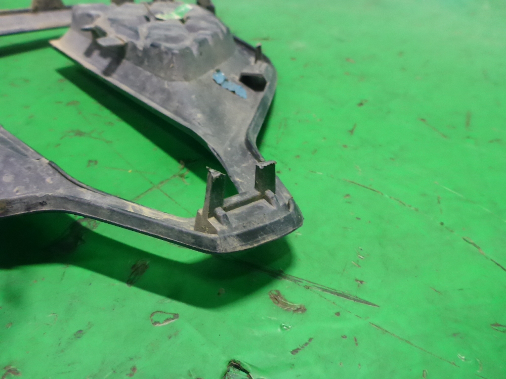 Рамка противотуманной фары левой